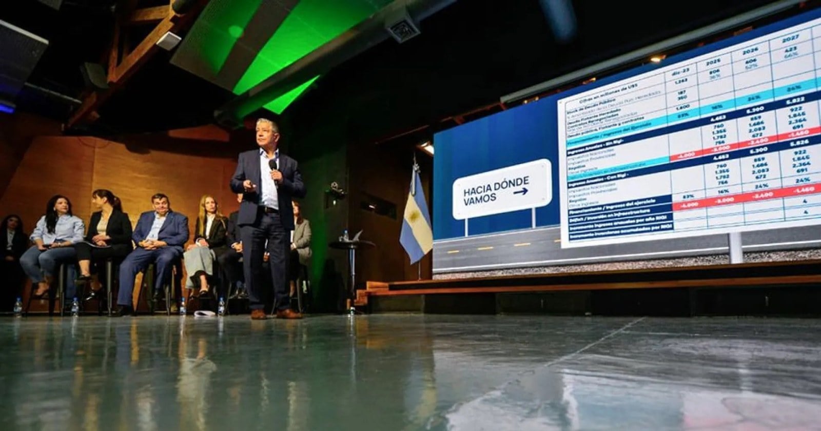 Ministros e intendentes escuchan al gobernador en el auditorio de Casa de Gobierno durante el balance de gestión