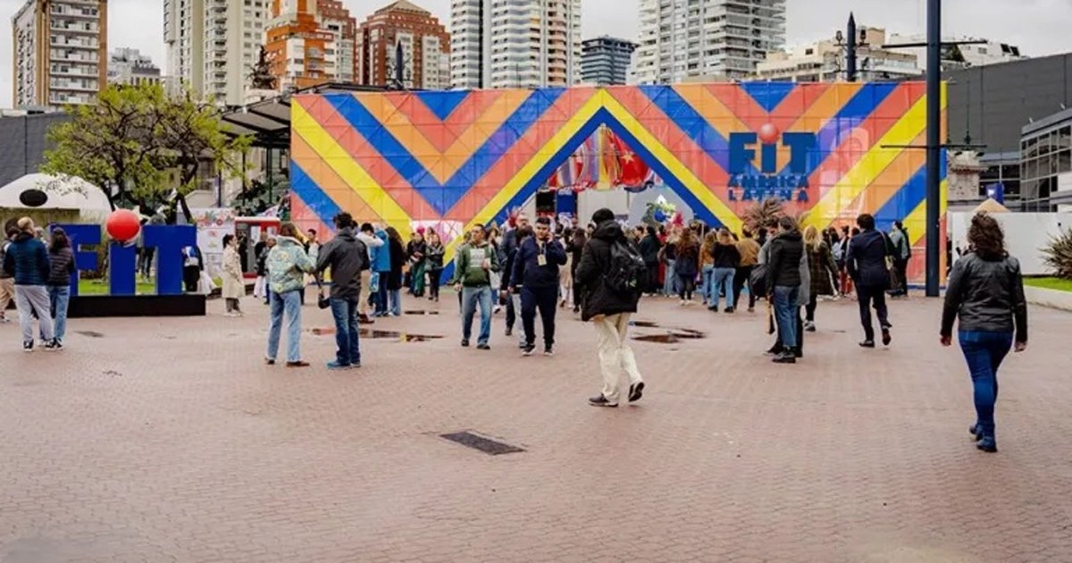 Visitantes recorren el espacio de las provincias patagónicas en la Feria Internacional de Turismo