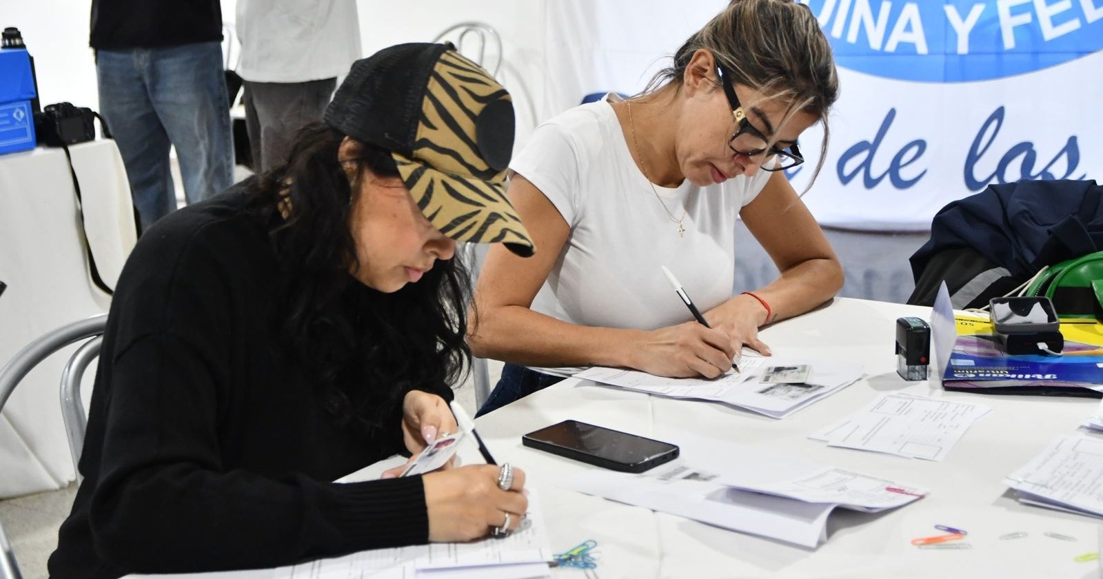 Daniela Rucci y Marcelo Rucci junto a militantes durante la jornada de afiliaciones en Rincón de los Sauces