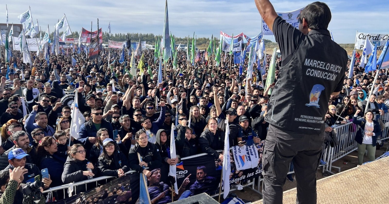 Militantes y dirigentes reunidos en la nueva sede de Fuerza Neuquina y Federal en Neuquén capital