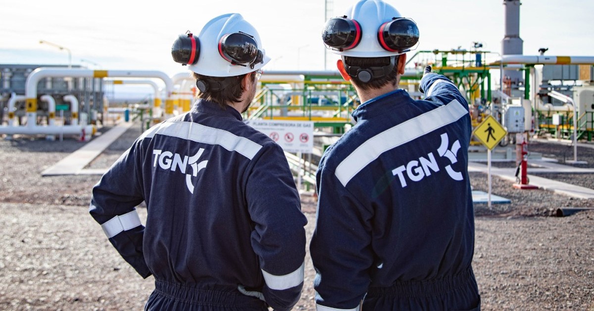 Planta compresora de gas natural con turbinas y cañerías de alta presión operada por TGN