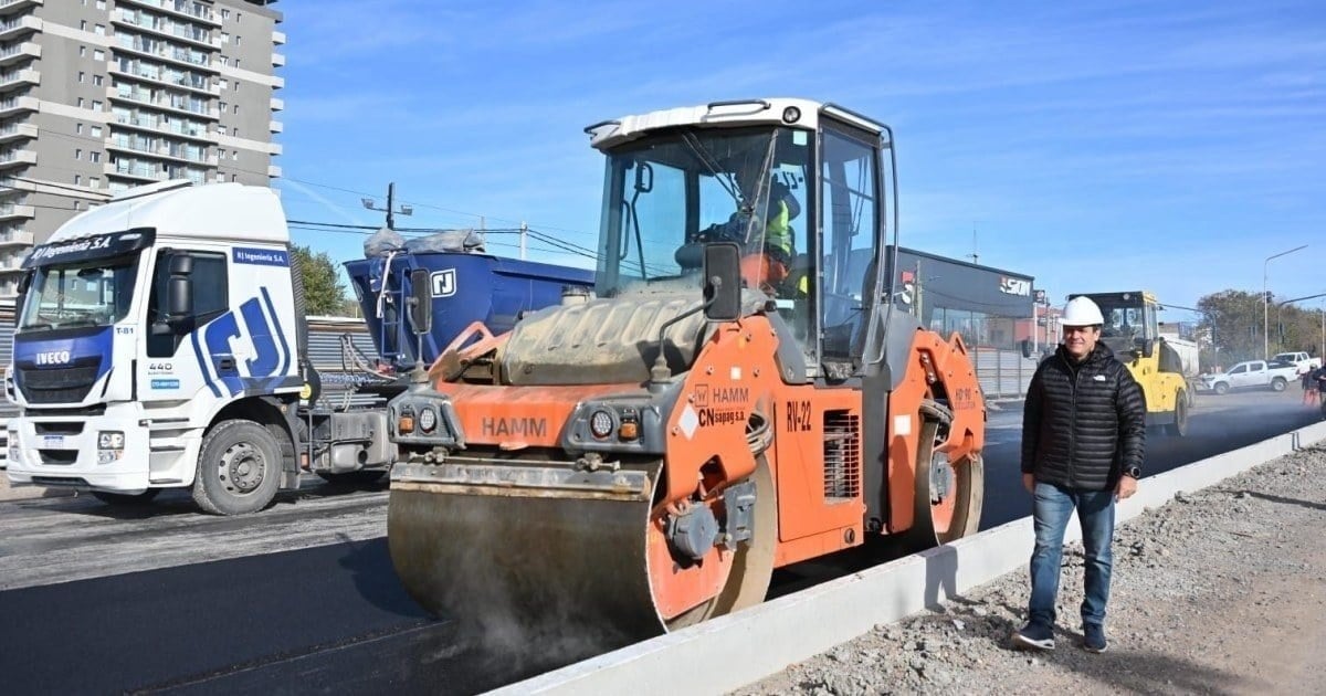 Maquinaria y carriles en construcción sobre la Gran Avenida, con locales comerciales a los costados