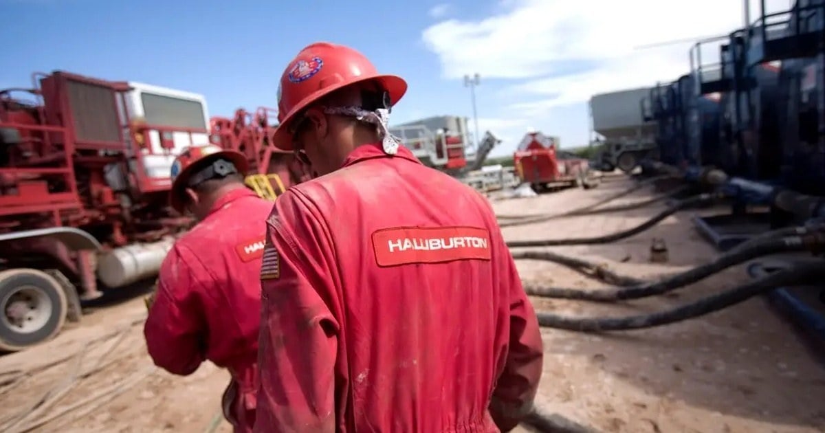 Operarios de Halliburton frente a las unidades de bombeo eléctricas de Zeus durante la capacitación