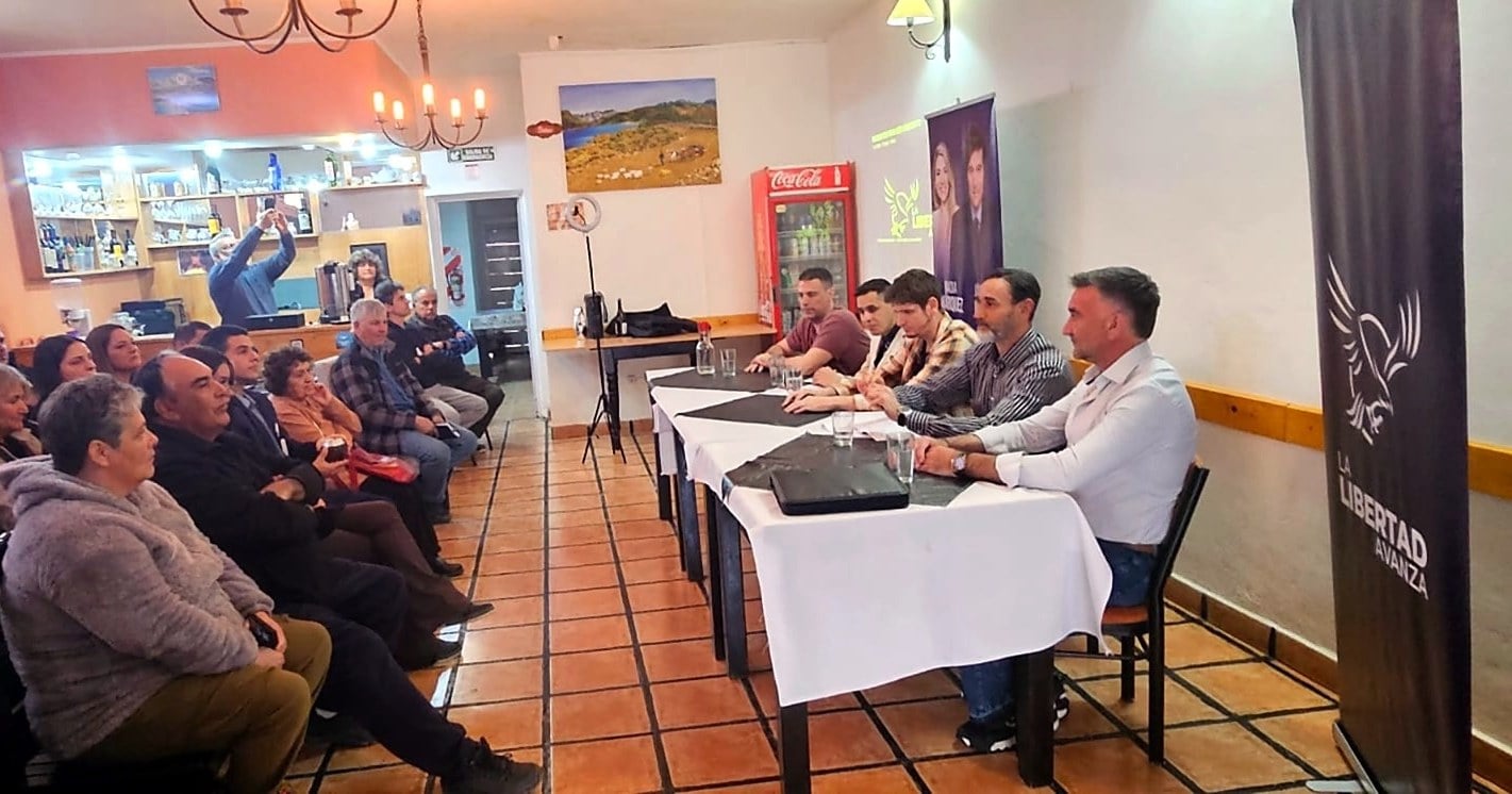 Dirigentes libertarios exponen ante militantes en una reunión partidaria en Chos Malal