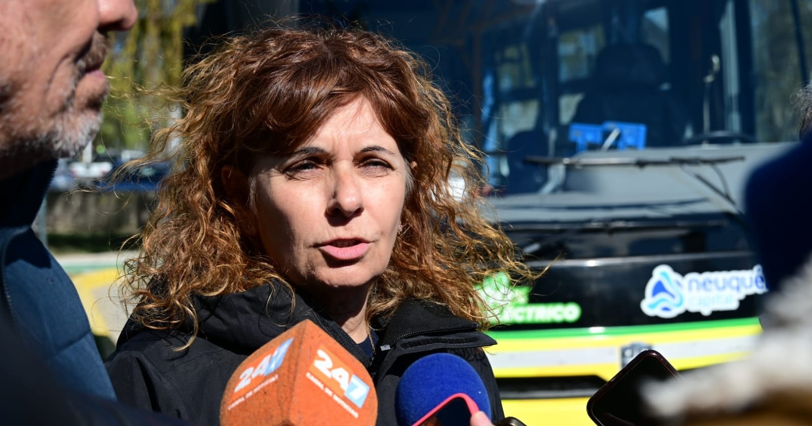 Funcionarios municipales junto a un bus eléctrico durante la presentación del nuevo ramal costero