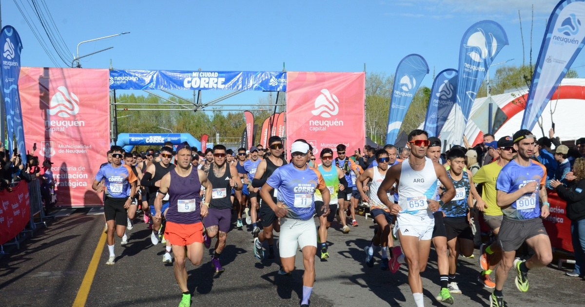 Corredores sobre el Paseo Costero de Neuquén durante los 21K de Mi Ciudad Corre
