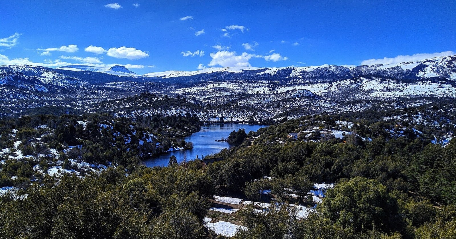 Lago Exequiel Ramos Mexía y coronamiento de la represa El Chocón vistos desde el mirador metálico de la villa