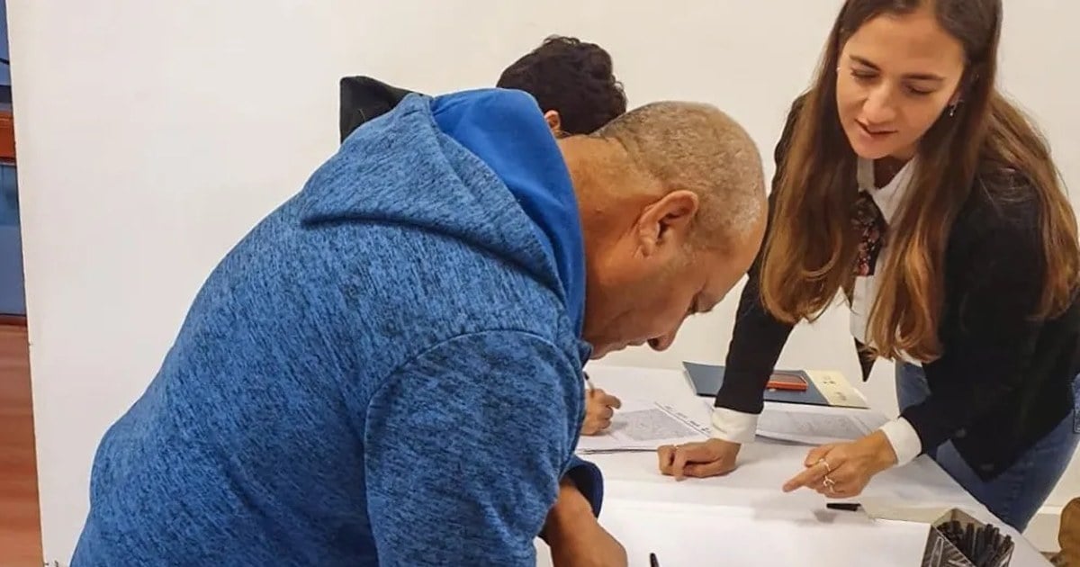 Emprendedores neuquinos en una entrega de créditos del IADEP, en el marco del programa provincial de financiamiento
