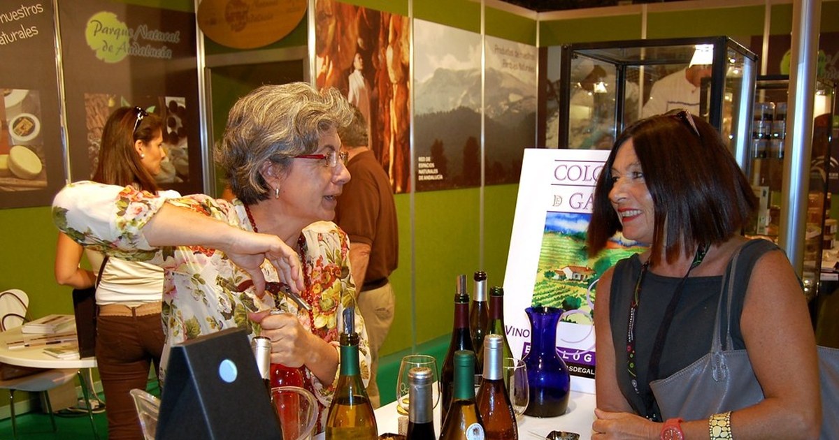 Alimentos y bebidas de productores neuquinos exhibidos en el stand provincial de Hotelga 2026