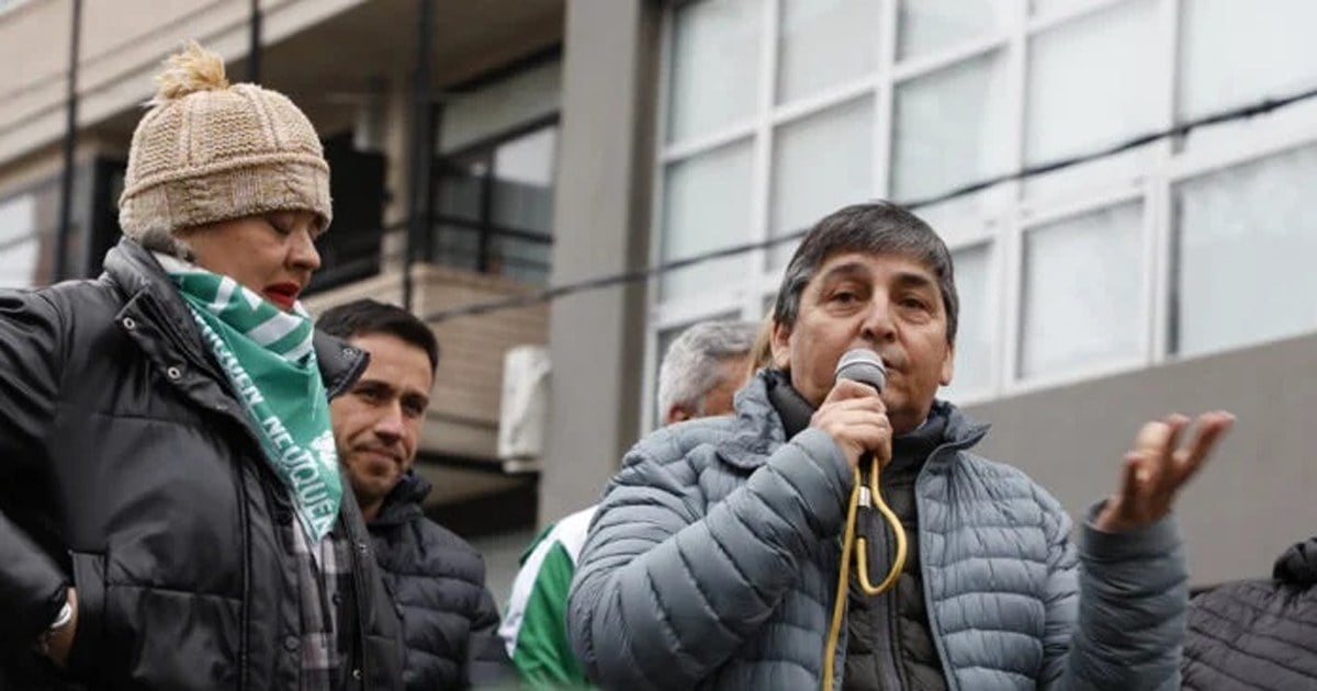 Trabajadores de ATE Salud reunidos en asamblea frente a un hospital de Neuquén