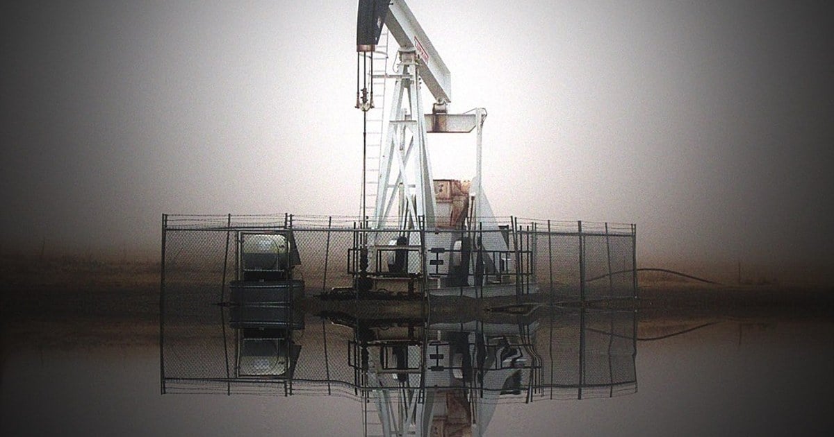Torre de perforación en un yacimiento no convencional de Vaca Muerta, con la meseta neuquina de fondo