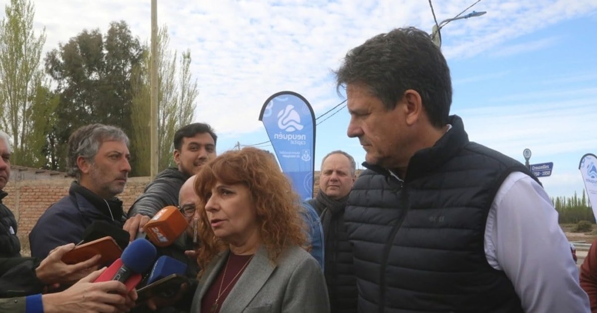 Cartel de obra municipal sobre calle Crouzeilles en el oeste de Neuquén, donde se pavimentarán nuevos cuadrantes