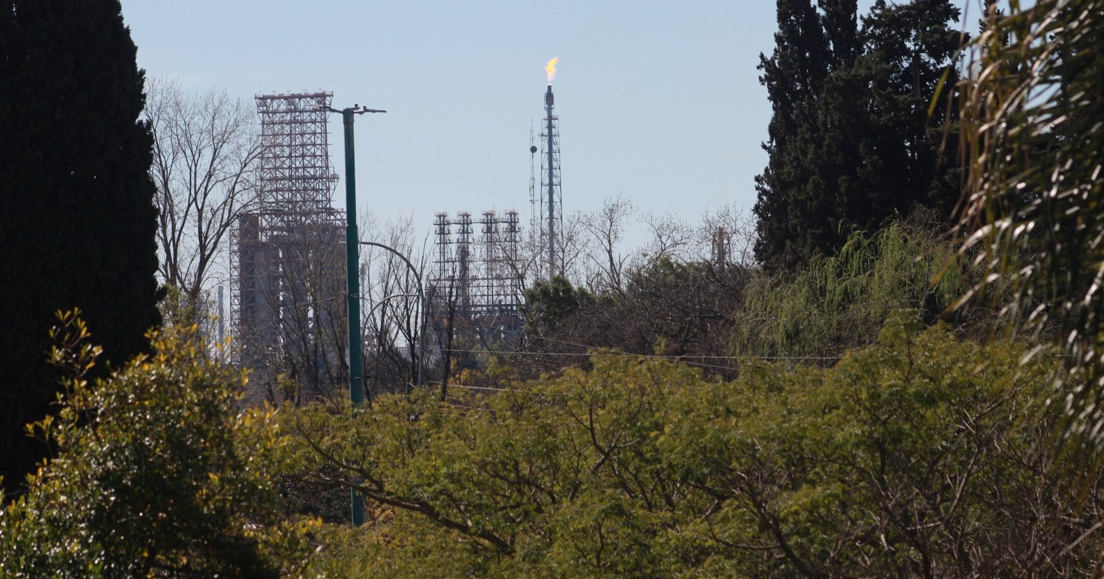Operadores frente a pantallas en la sala de control de la refinería de YPF en La Plata