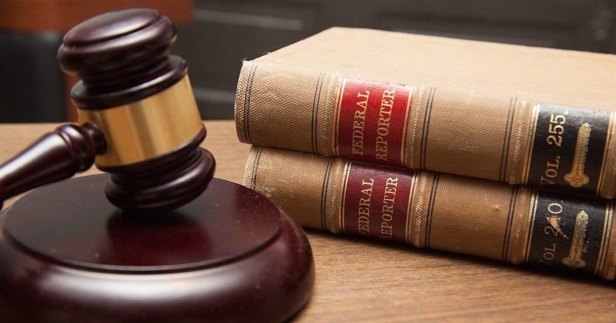 Funcionarios judiciales y del Ejecutivo reunidos en la Legislatura de Neuquén para adecuar el régimen penal de adolescentes