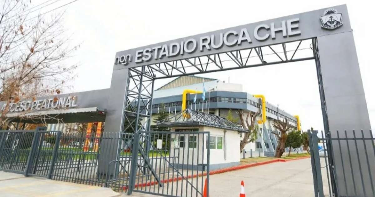 Nuevo parquet de guatambú y pantalla LED instalados en el estadio Ruca Che de Neuquén