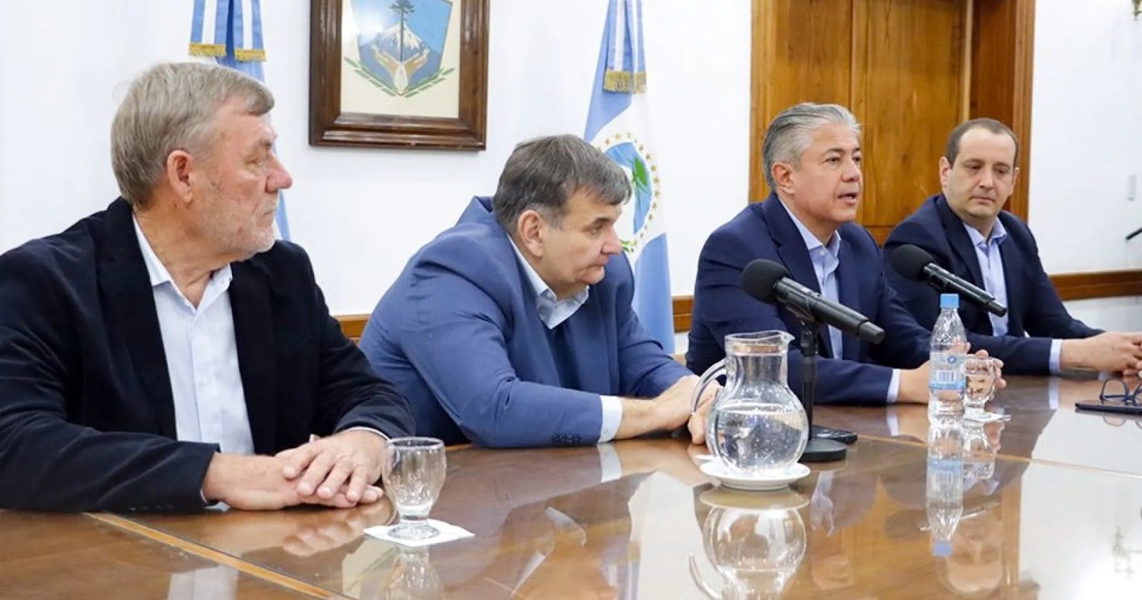Funcionarios provinciales durante la apertura de los sobres de las licitaciones viales de Vaca Muerta