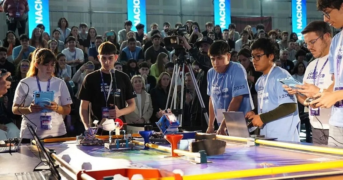 Estudiantes operan robots escolares sobre la pista de la Copa Robótica en la EPET 11 de Zapala