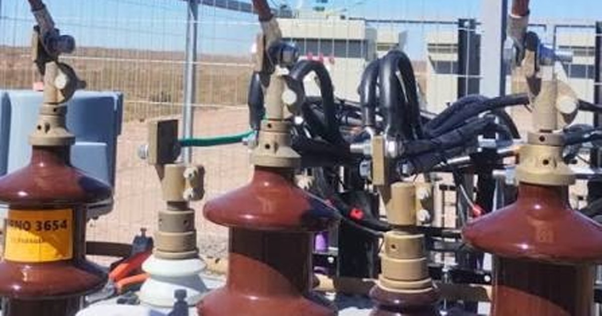 Aparato individual de bombeo extrayendo petróleo en un campo maduro de la cuenca neuquina
