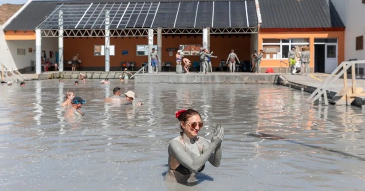 Piletones de aguas termales en la villa de Copahue, con la cordillera neuquina de fondo