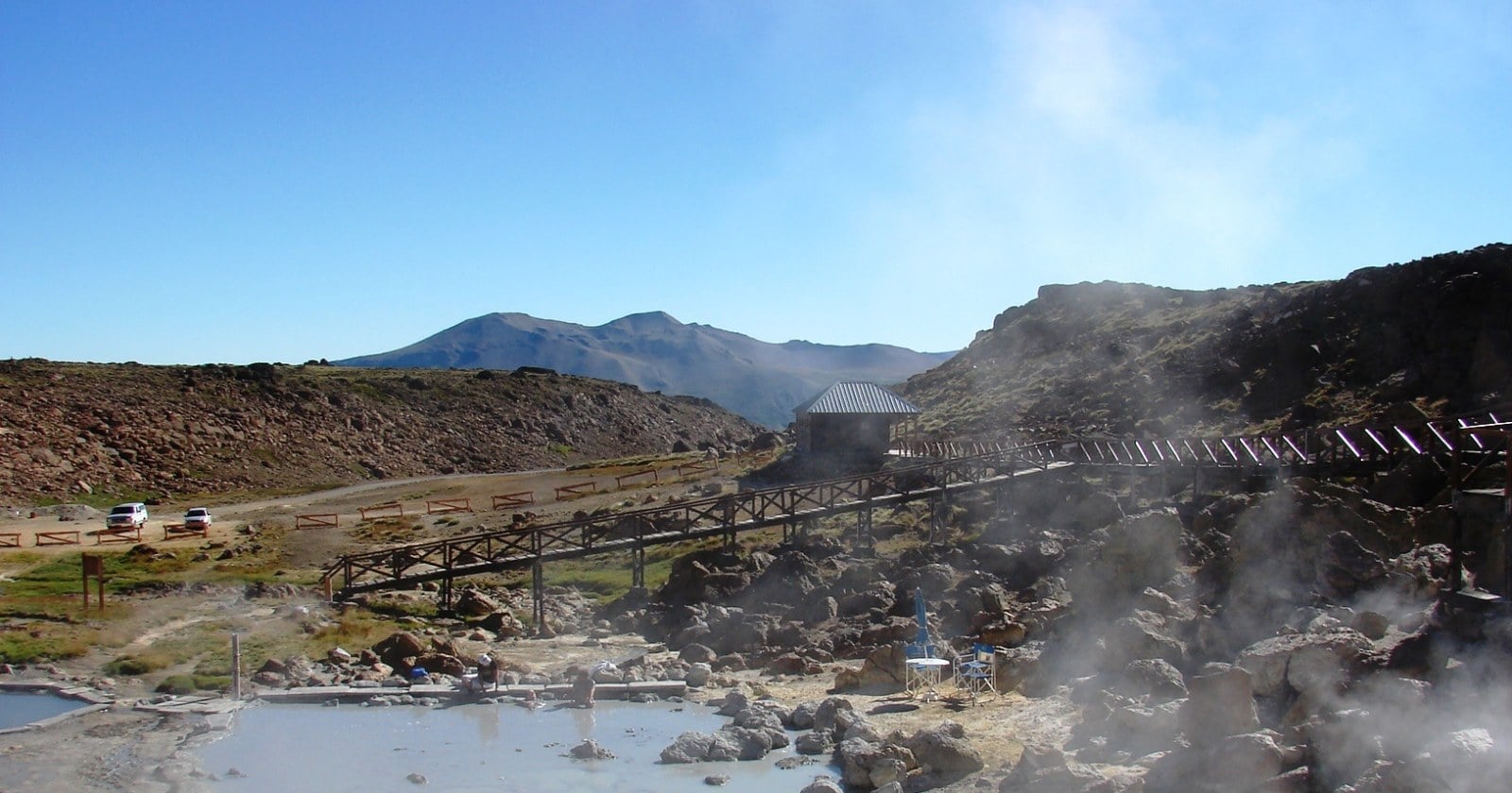 Vehículo sobre orugas cruza la nieve entre Caviahue y Copahue con visitantes de Termas Nieve