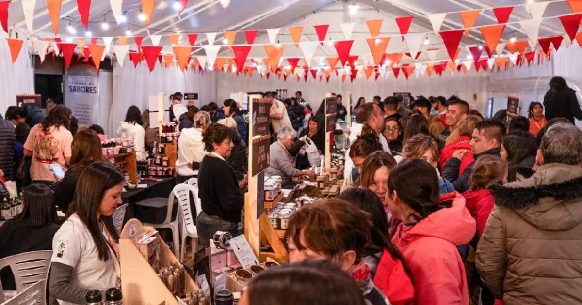 Quesos, dulces y bebidas artesanales de elaboradores neuquinos exhibidos en un puesto de la feria Tienda de Sabores