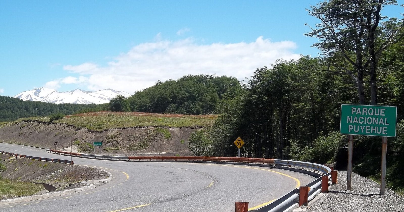 Calle céntrica de Villa La Angostura con comercios abiertos y poco movimiento en primavera
