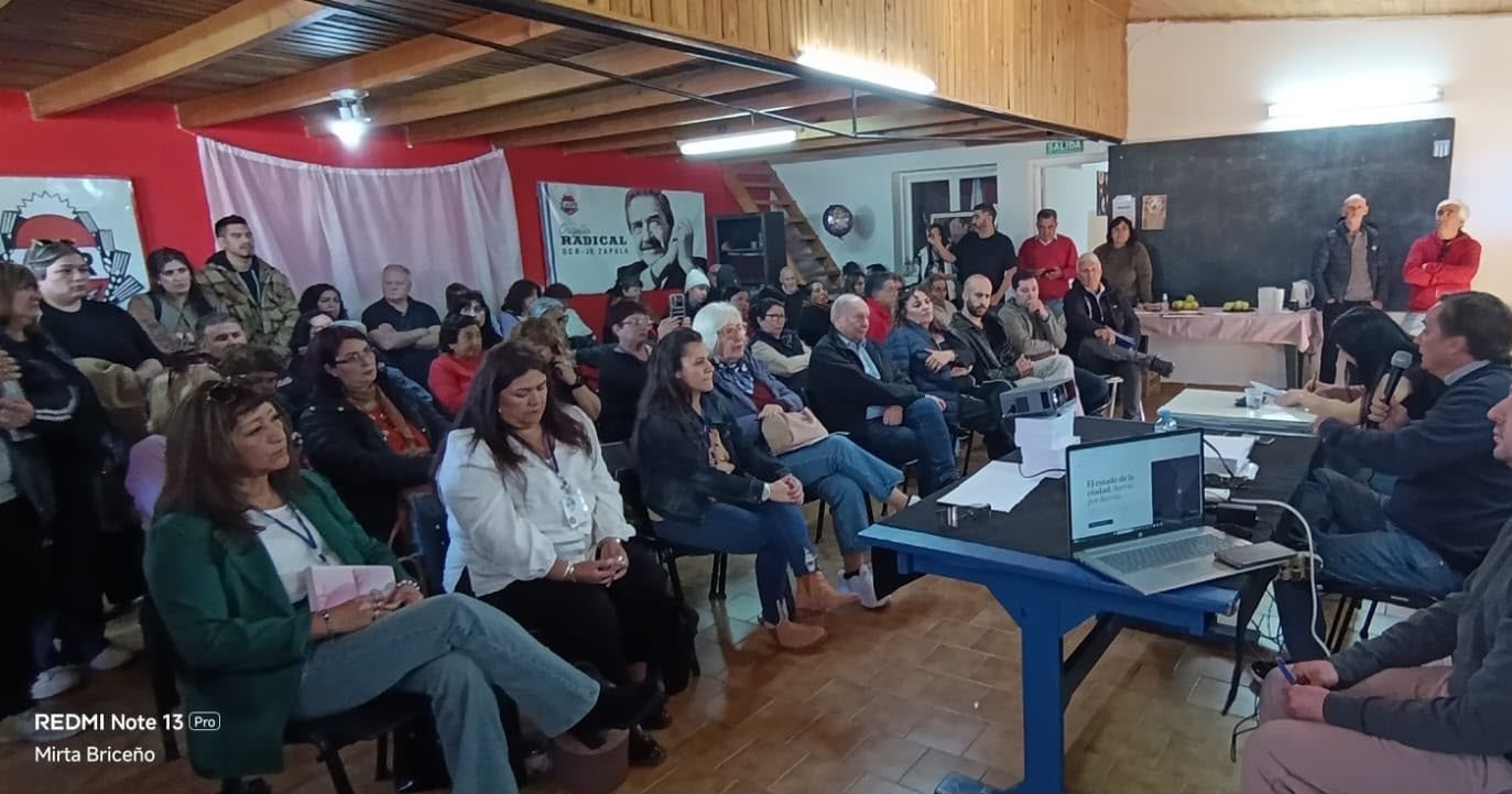 Juan Peláez junto a dirigentes radicales durante el encuentro en Zapala