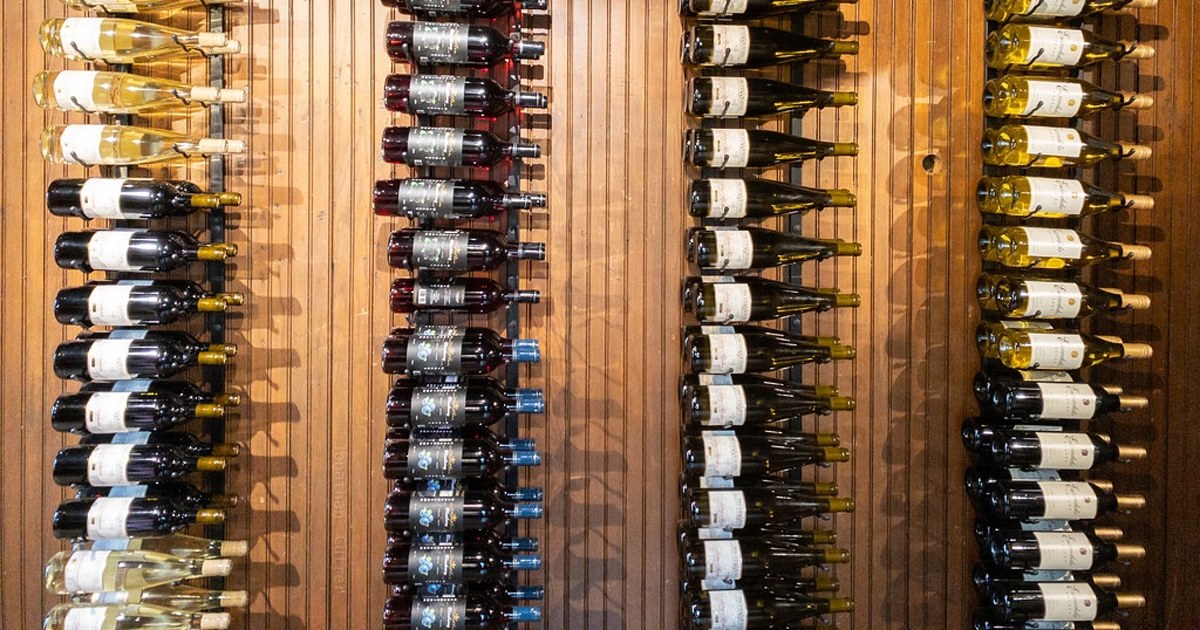 El enólogo Nicolás Navío trabaja en la elaboración de vino en una bodega de Neuquén