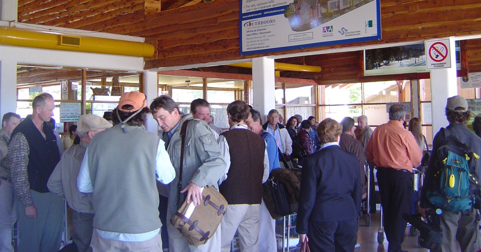 Pasajeros bajan del avión de American Jet en la pista del aeropuerto de Chapelco, San Martín de los Andes