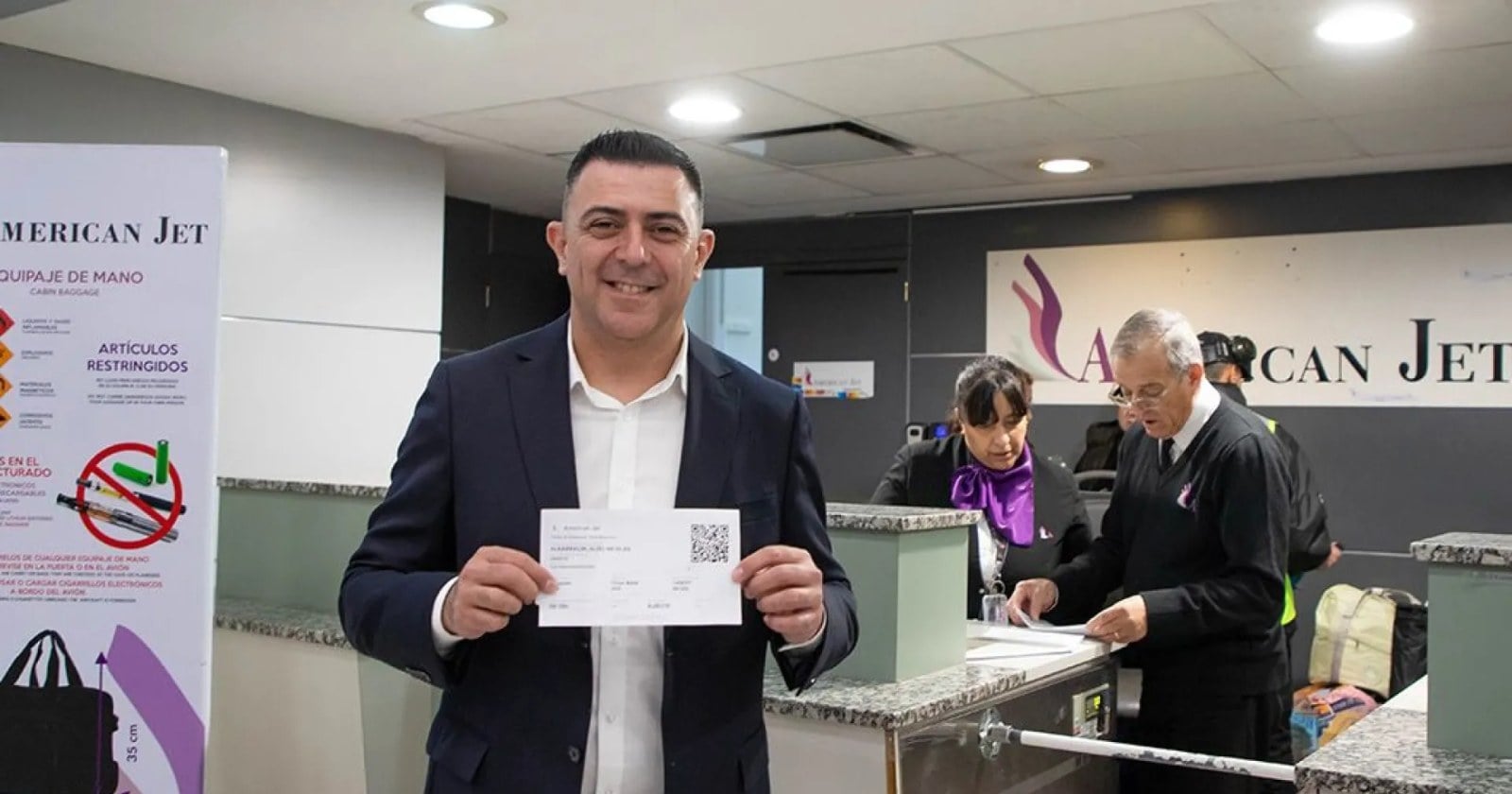 Autoridades provinciales y de American Jet en la pista del aeropuerto de Neuquén junto al avión a Chos Malal