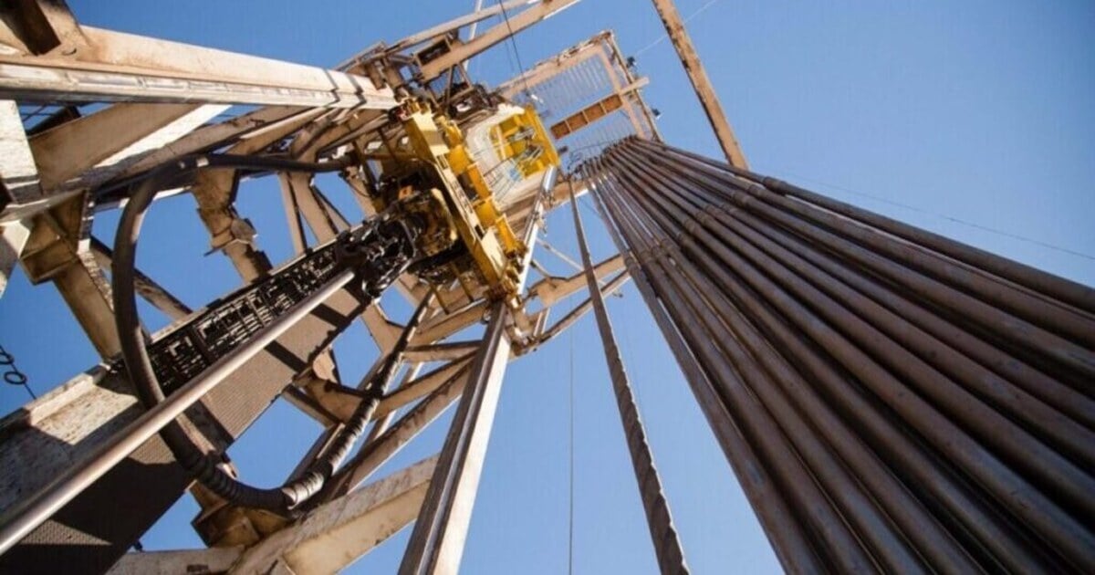 Torre de perforación de YPF en un yacimiento de la cuenca neuquina, monitoreada a distancia con inteligencia artificial