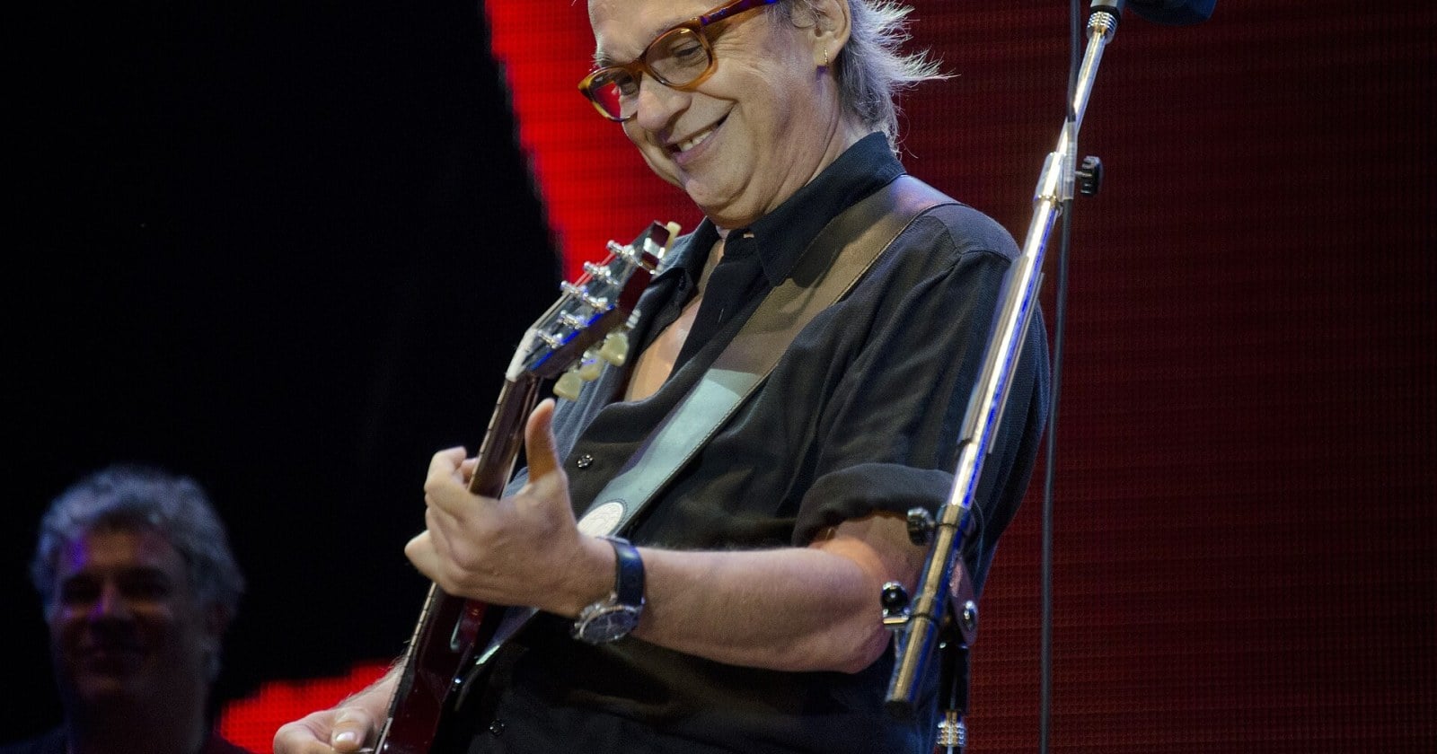David Lebón con la guitarra eléctrica en un recital