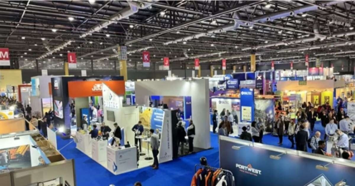 Stands y visitantes en el pabellón de la expo AOG Patagonia