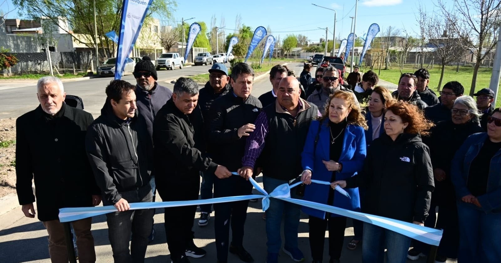 Máquinas y cuadrillas instalan el caño pluvial de un metro en calle Cipolletti, en Villa Ceferino