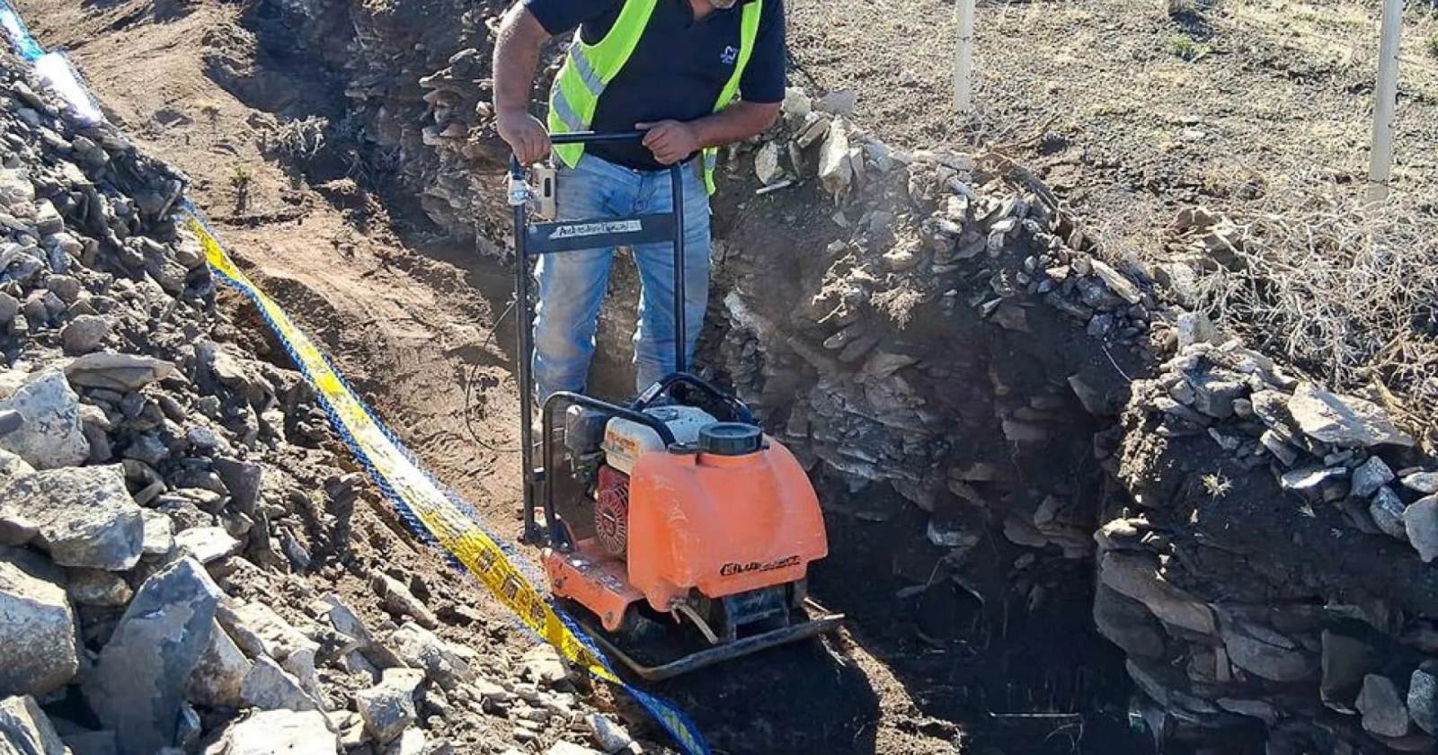 Tanque de reserva y cañerías de la nueva red de agua en el paraje Auquinco, norte neuquino