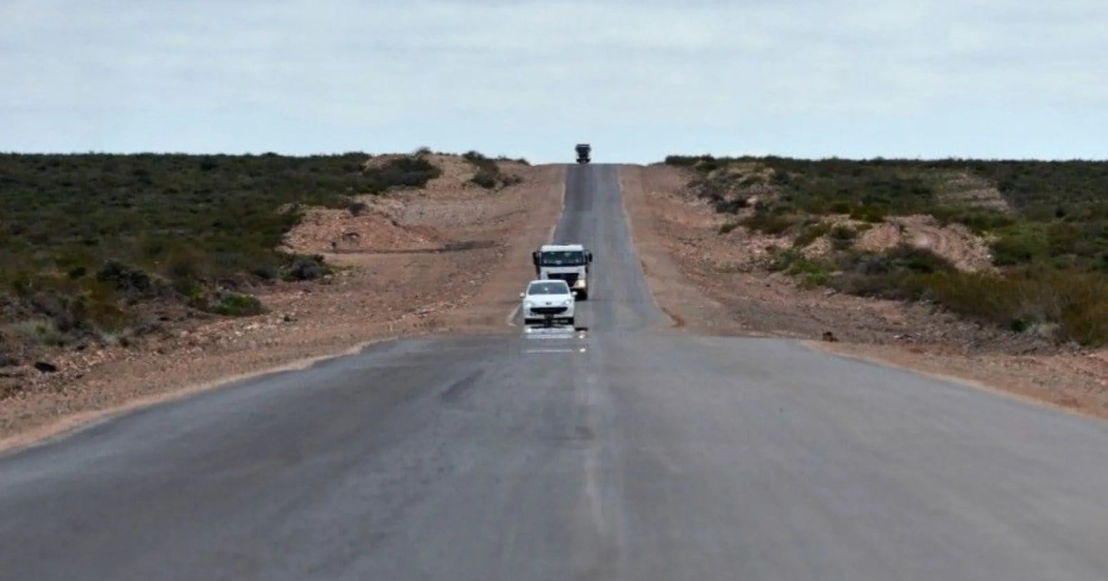 Camiones pesados circulan por la Ruta Provincial 17 rumbo a Añelo, en el corredor petrolero de Neuquén