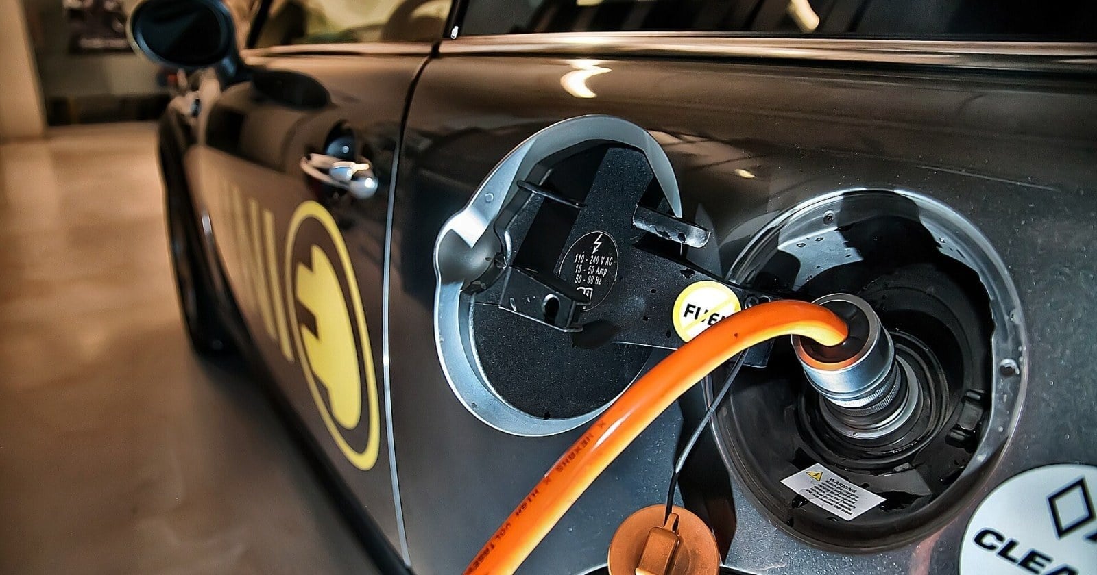 Autos eléctricos e híbridos de BYD exhibidos en el nuevo concesionario de Neuquén capital