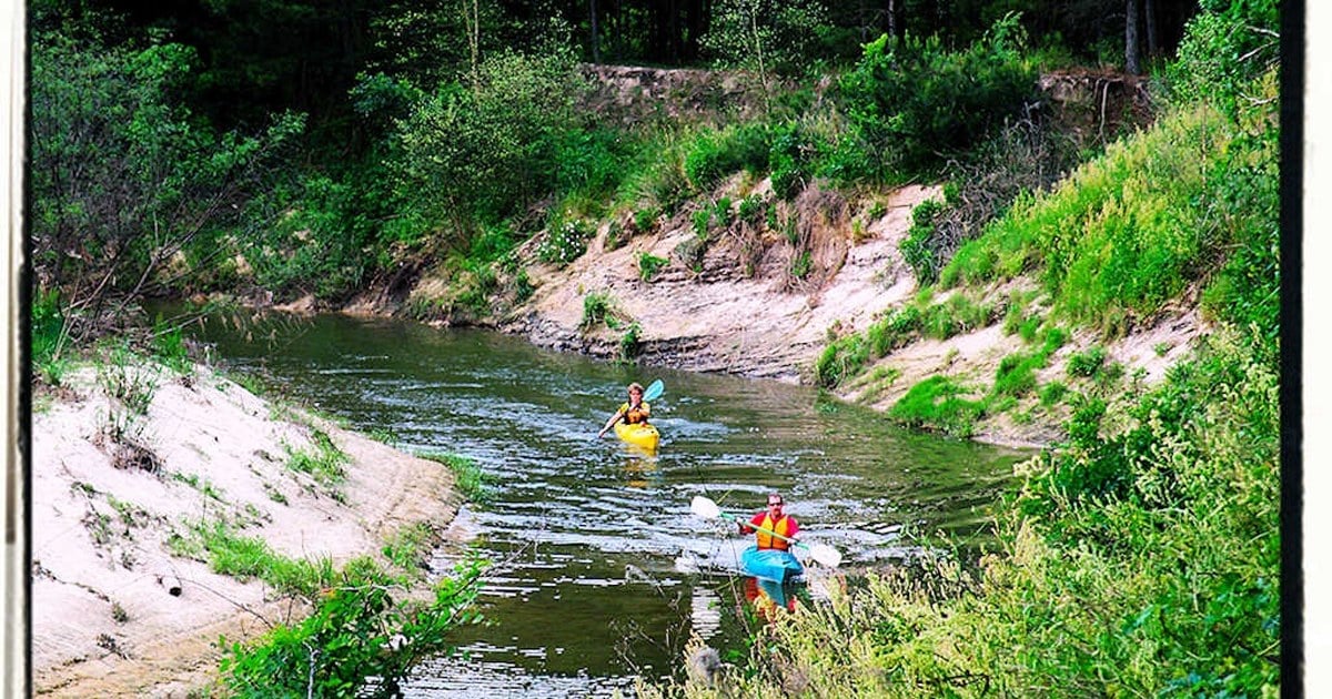 Autoridades provinciales, referentes mapuche y organizadores durante el lanzamiento del campeonato de kayak en Aluminé