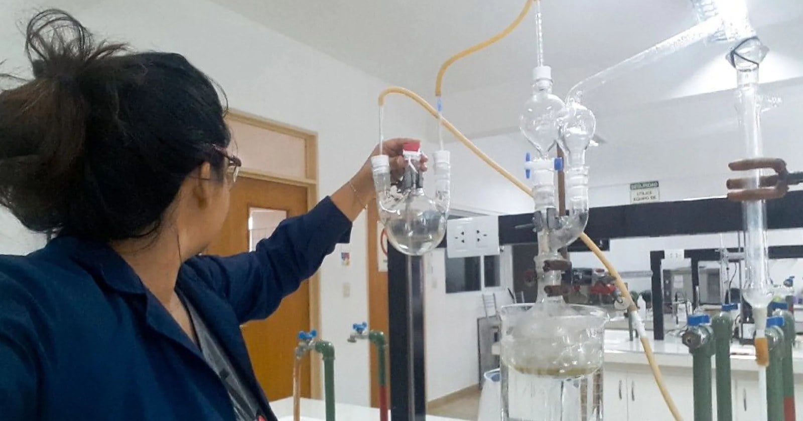 Becarios e investigadores de la UTN Neuquén frente a la planta piloto que convierte plástico en combustible