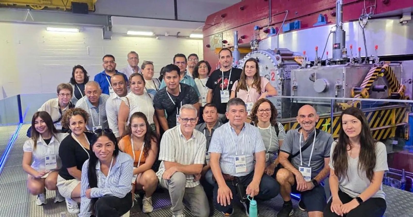 Las docentes neuquinas en una de las instalaciones del CERN durante la visita al Gran Colisionador de Hadrones