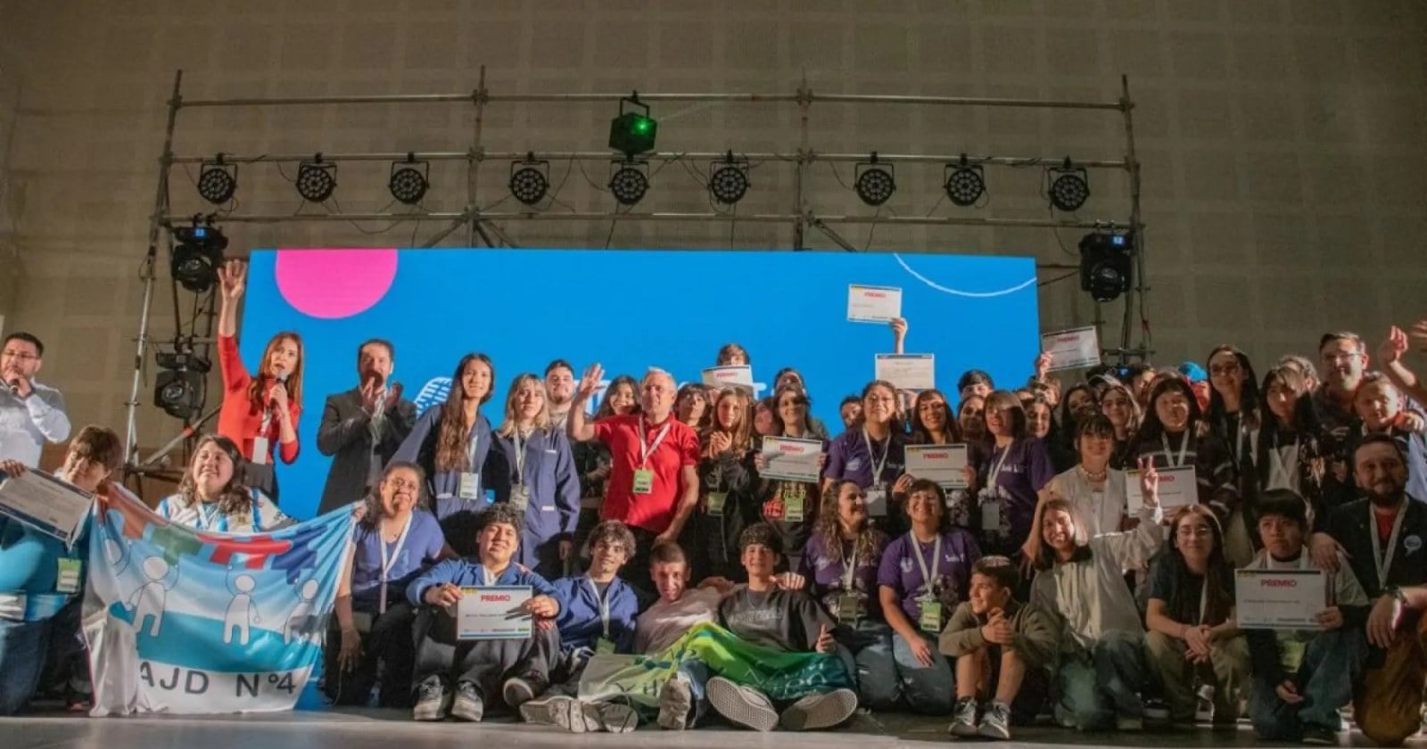 Alumnos de una escuela neuquina muestran su prototipo durante la premiación de EducaTIC