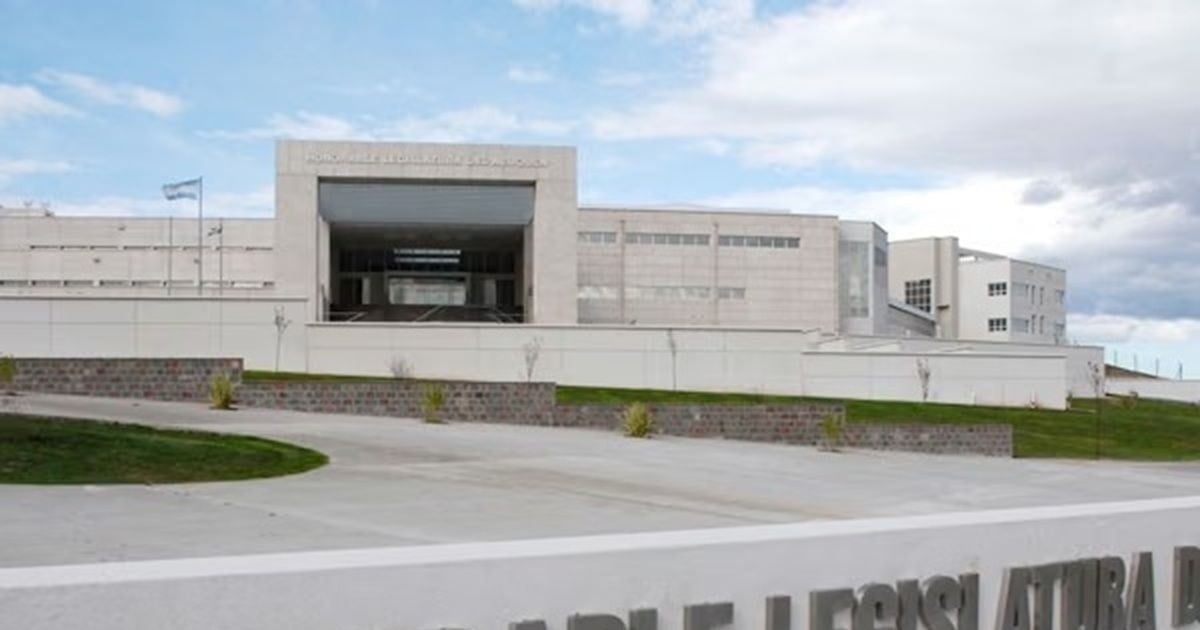Trabajadores legislativos reunidos en asamblea en un pasillo de la Legislatura de Neuquén
