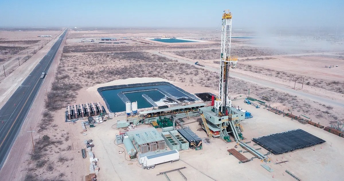 Ejecutivos conversan en una ronda de negocios del sector energético en Neuquén