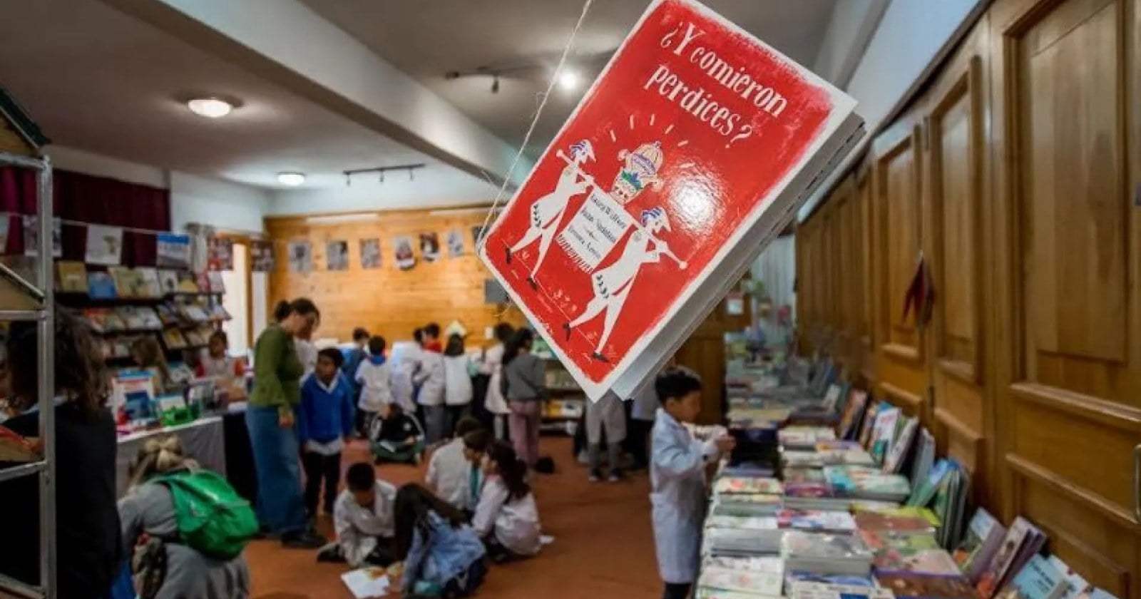 Chicos de una escuela escuchan a un autor en el Centro de Convenciones durante la Feria del Libro Infantil