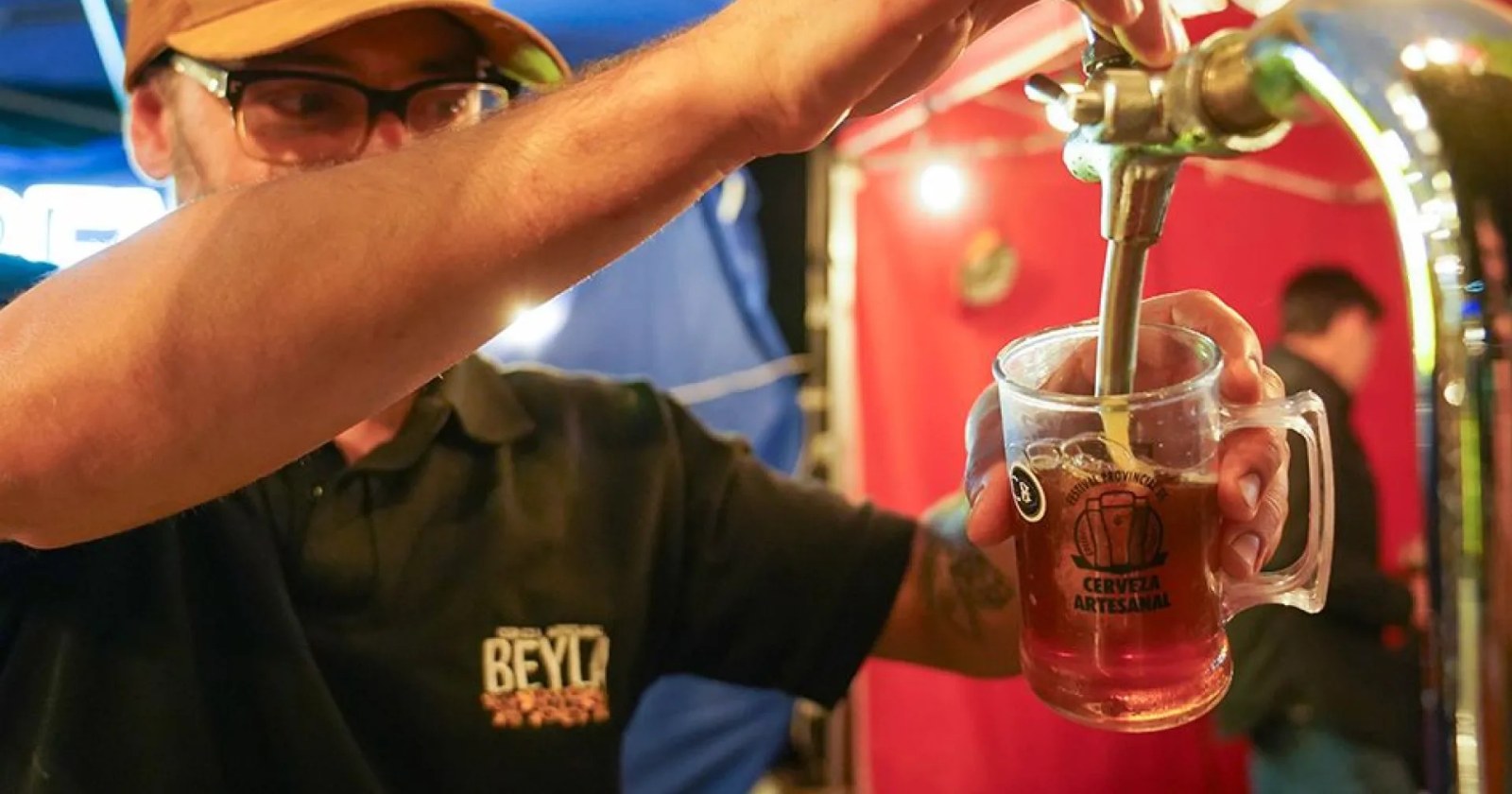 Vasos de cerveza artesanal servidos en un stand del festival de Aluminé