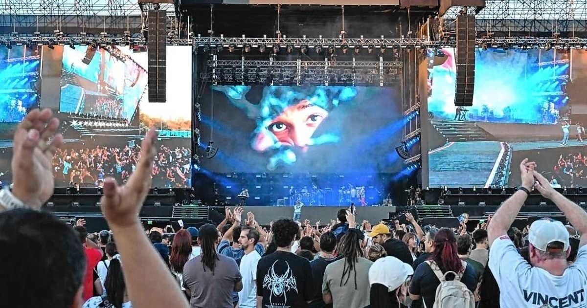 Multitud frente al escenario en la Isla 132 durante la Fiesta de la Confluencia 2026