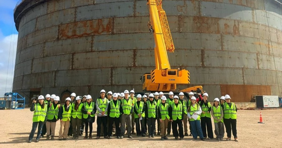 Estudiantes de Sierra Grande recorren el yacimiento Loma Campana de YPF en la zona de Añelo