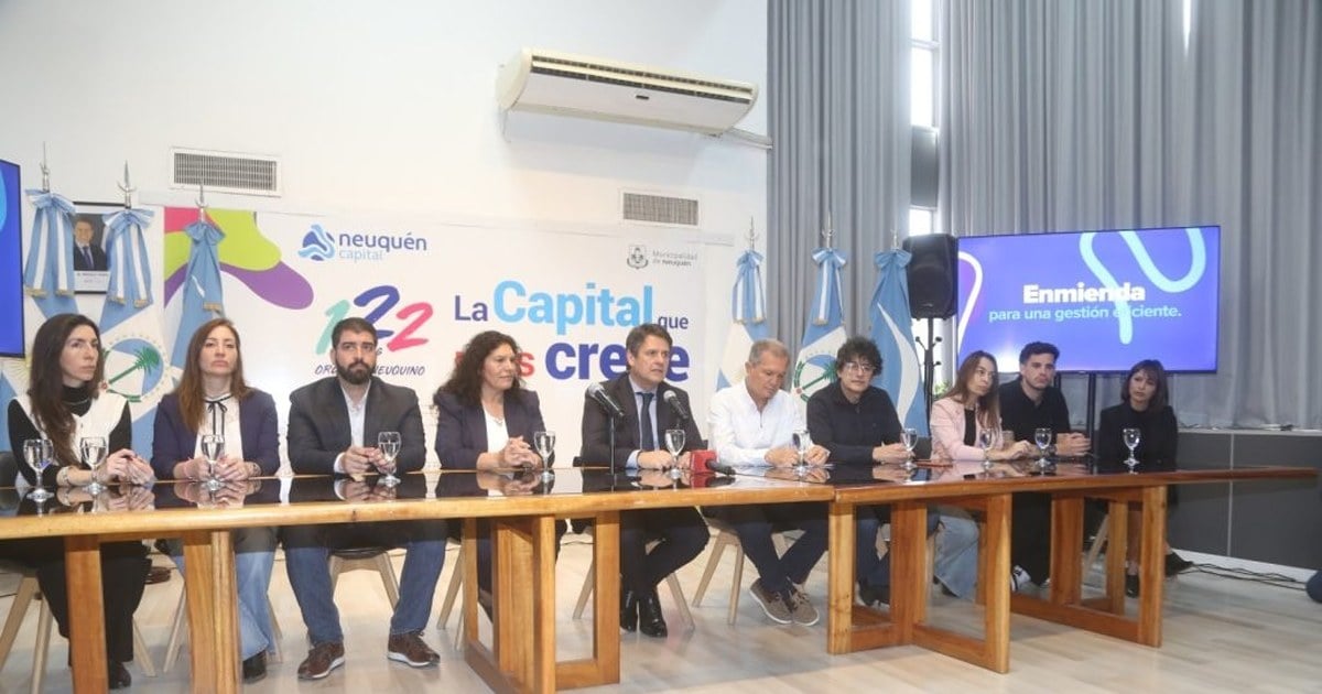 El ex intendente Guillermo Monzani junto a Mariano Gaido y concejales en la presentación de la enmienda
