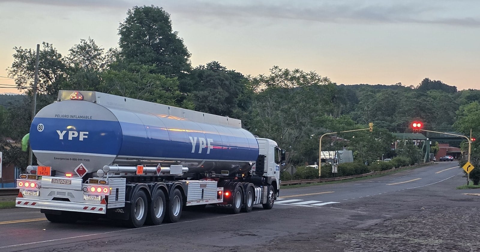 Automovilistas cargan nafta en una estación de servicio argentina