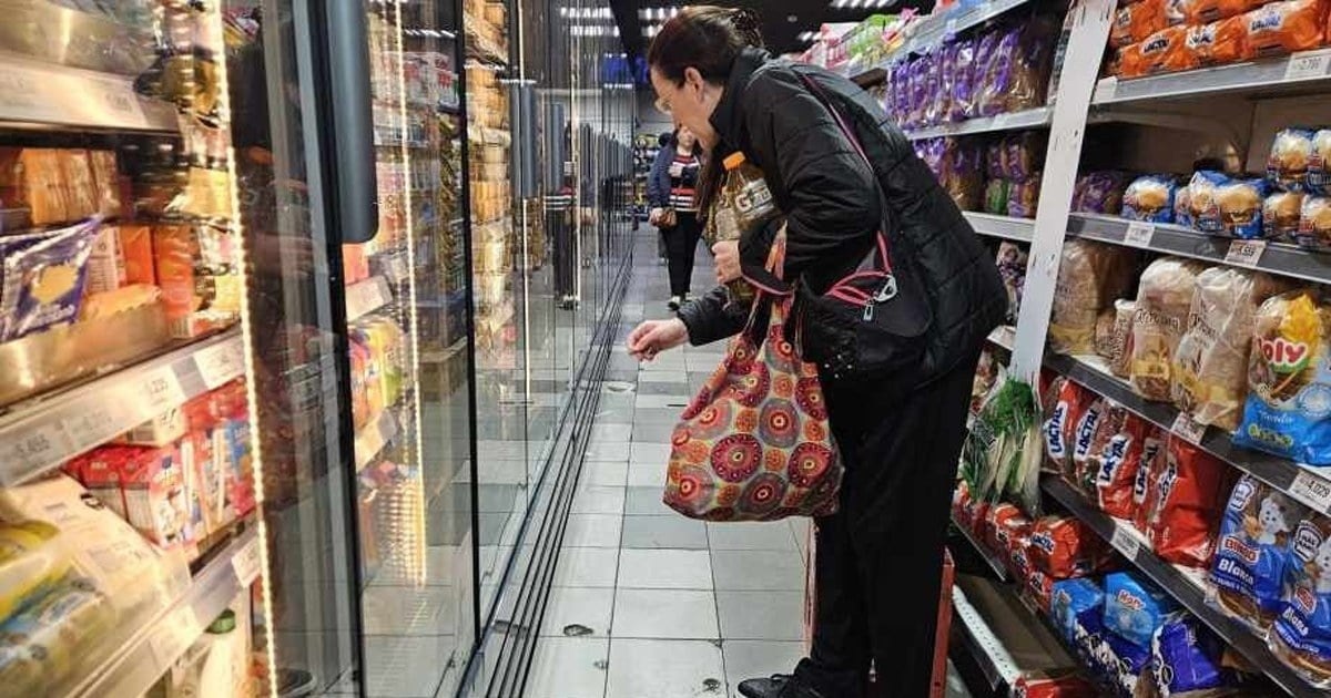 Vidriera de un local de ropa en el centro neuquino con etiquetas de precios a la vista